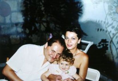 El terrorista internacional de nacionalidad venezolana, Ilich Ramírez Sánchez, alias Carlos, junto con Magdalena Kopp y la hija de ambos