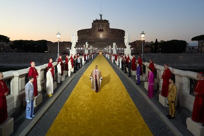El desfile de Alta Sartoria para hombre se celebró en el Ponte Sant’Angelo, en Roma.