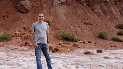 Fernando Maestre, investigador de la Universidad de Alicante, posa en Loma Badá, en Alicante.