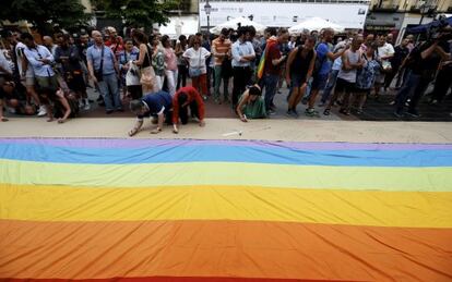 Homenaje a Pedro Zerolo en la Plaza de Chueca el d&iacute;a de su muerte, el pasado nueve de junio.