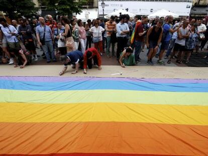 Homenaje a Pedro Zerolo en la Plaza de Chueca el d&iacute;a de su muerte, el pasado nueve de junio.