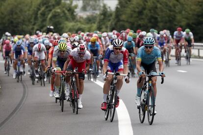 La penúltima etapa del Tour de Francia se disputa este sábado sobre 59 kilómetros y no los 130 que estaban en el programa entre Albertville y Val Thorens, por las condiciones climáticas y el corrimiento de tierras que neutralizó ya la jornada de este viernes, con lo que Egan Bernal, del Team Ineos, acaricia la victoria.