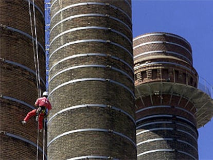 Limpieza de las chimeneas de la antigua Canadenca