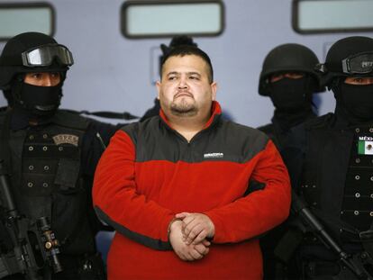 Teodoro García Simental, <i>el Teo,</i> rodeado de policías en México.