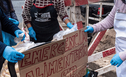 Patricia Saavedra tiene 42 años y hace cuatro que llegó a Buenos Aires. Entró a la organización gracias a su hermana, vecina del barrio. Participa en el comedor Berta Caceres, donde cada día se entrega un plato de comida a 100 personas. Ella se encarga en la puerta de que entren de una en una.