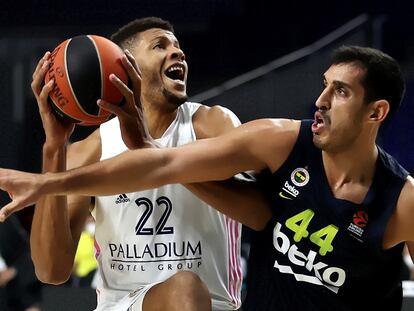 Tavares ante Duverioglu, en el Madrid-Fenerbahçe de la primera vuelta