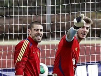 Valdés y De Gea, en un entrenamiento de la selección.