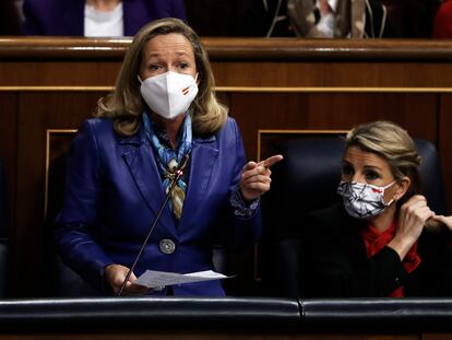 La ministra de Economía, Nadia Calviño (a la izquierda), y la ministra de Trabajo y Economía Social, Yolanda Díaz, este miércoles en la Cámara baja.