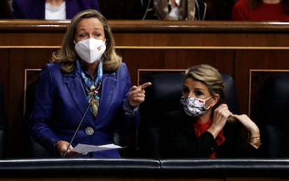 La ministra de Economía, Nadia Calviño (a la izquierda), y la ministra de Trabajo y Economía Social, Yolanda Díaz, este miércoles en la Cámara baja.