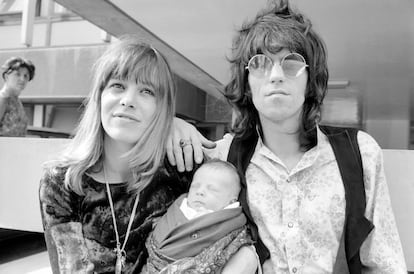 Anita Pallenberg y Keith Richards el 18 de agosto de 1969 saliendo de un hospital de Londres tras el nacimiento de su hijo Marlon.