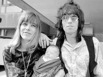 Anita Pallenberg y Keith Richards el 18 de agosto de 1969 salen de un hospital de Londres tras el nacimiento de su hijo Marlon.