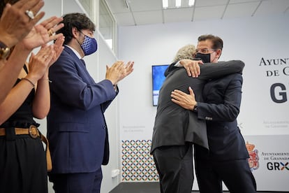 El alcalde de Granada, Luis Salvador, a la derecha, se abraza al edil José Antonio Huertas, este viernes, en la capital andaluza.