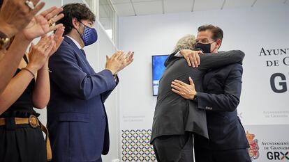 El alcalde de Granada, Luis Salvador, a la derecha, se abraza al edil José Antonio Huertas, este viernes, en la capital andaluza.