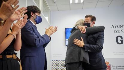 El alcalde de Granada, Luis Salvador, a la derecha, se abraza al edil José Antonio Huertas, este viernes, en la capital andaluza.