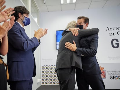 Luis Salvador (a la derecha) se abraza al edil de Cs José Antonio Huertas, el jueves tras dimitir.