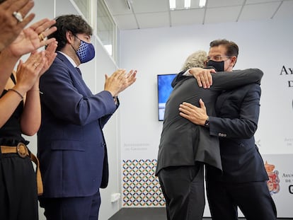 El alcalde de Granada, Luis Salvador, a la derecha, se abraza al edil José Antonio Huertas, este viernes, en la capital andaluza.