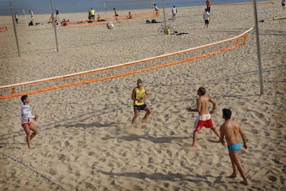 Barcelonins gaudeixen d'una jornada de voleibol de platja el 24 de desembre del 2015.
