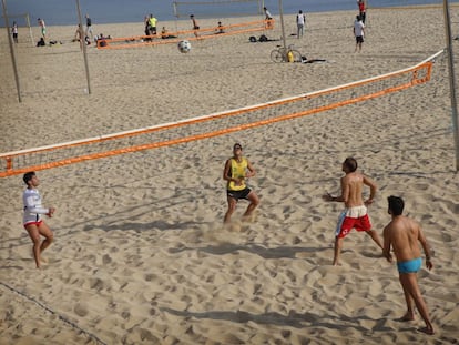 Barcelonins gaudeixen d'una jornada de voleibol de platja el 24 de desembre del 2015.