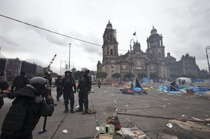 Aspecto del Z&oacute;calo despu&eacute;s del desalojo.
 