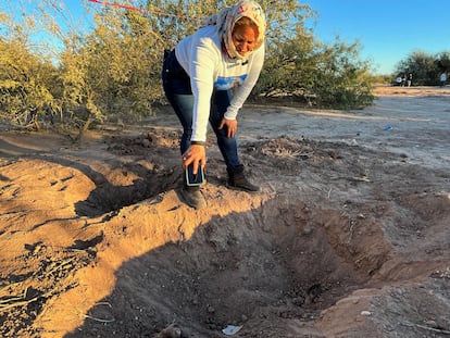 La buscadora Cecilia Flores señala una fosa, el 13 de enero, cerca de Hermosillo (Sonora).