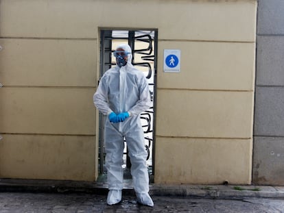 Un miembro de la Unidad Militar de Emergencias realiza tareas de limpieza y desinfección en la Estación Marítima del puerto de Málaga por la pandemia del nuevo coronavirus.