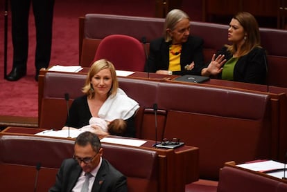 La senadora Larissa Waters amamanta a su bebé Alia Joy, durante una sesión del Senado de Canberra (Australia).