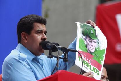 El presidente venezolano, Nicol&aacute;s Maduro, muestra un retrato del expresidente paname&ntilde;o Omar Torrijos.