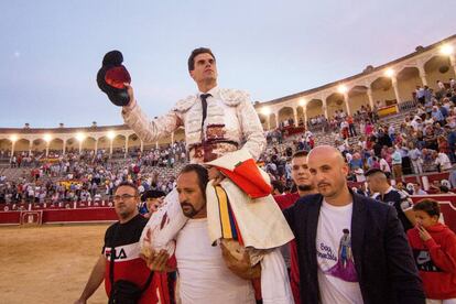 Rubén Pinar, a hombros en su encerrona albaceteña.