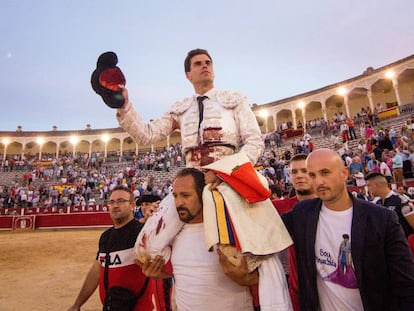 Rubén Pinar, a hombros en su encerrona albaceteña.