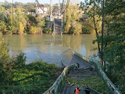 Dos muertos por el derrumbe de un puente sobre el río Tarn en Francia