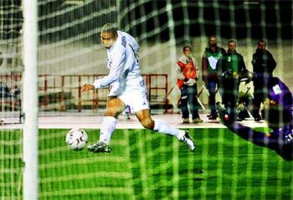 Ronaldo, en el momento de marcar el primer gol del Madrid ante el Mallorca.