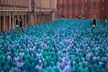 Miles de personas se han desnudado y pintado su piel para la nueva obra de Spencer Tunick, llamada 'Sea of Hull'.