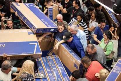 Dezenas de pessoas compram televisores em um supermercado da cidade de São Paulo (Brasil), durante uma campanha de descontos prévia à Black Friday. 91% dos brasileiros manifestaram interesse de fazer alguma compra por ocasião da data neste ano, 23% a mais daqueles que participaram em outras edições, segundo uma pesquisa divulgada pelo Google Brasil.