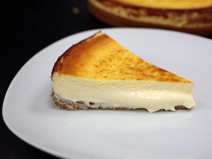 Una porción de la tarta de queso de Alex Cordobés.