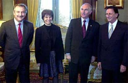 Antonio Mata, Patricia Bullrich, ministra de Trabajo; Fernando de la Rúa y Luis Conrado Lupori, presidente de Marsans Argentina.