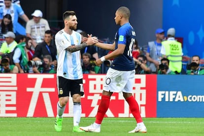 Lionel Messi y Kylian Mbappé se saludan en una imagen de archivo.