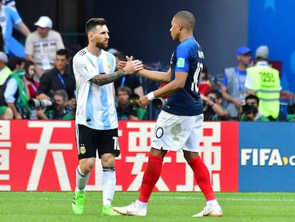 Lionel Messi y Kylian Mbappé se saludan en una imagen de archivo.