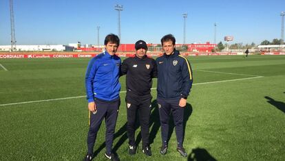 Guillermo Barros Schelotto (d) y su mellizo Gustavo con Sampaoli en Sevilla.