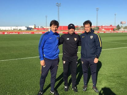 Guillermo Barros Schelotto (d) y su mellizo Gustavo con Sampaoli en Sevilla.