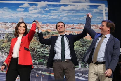 Casado (en el centro), durante la presentación de los candidatos del PP de Madrid, a la alcaldía de la ciudad, José Luis Martínez-Almeida, y la candidata a la presidencia de la Comunidad, Isabel Díaz Ayuso, en enero de 2019. La elección de Ayuso para defender las siglas del partido conservador en la comunidad fue una apuesta personal de Casado. Como recordó su mano derecha, Teodoro García Egea, ya exsecretario general del PP, cuando estalló el escándalo de espionaje a la presidenta madrileña, Génova apostó por Ayuso "cuando no era nadie".