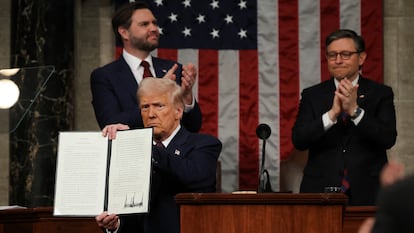 Donald Trump, este martes en el Congreso, con una disposición recién firmada por él.