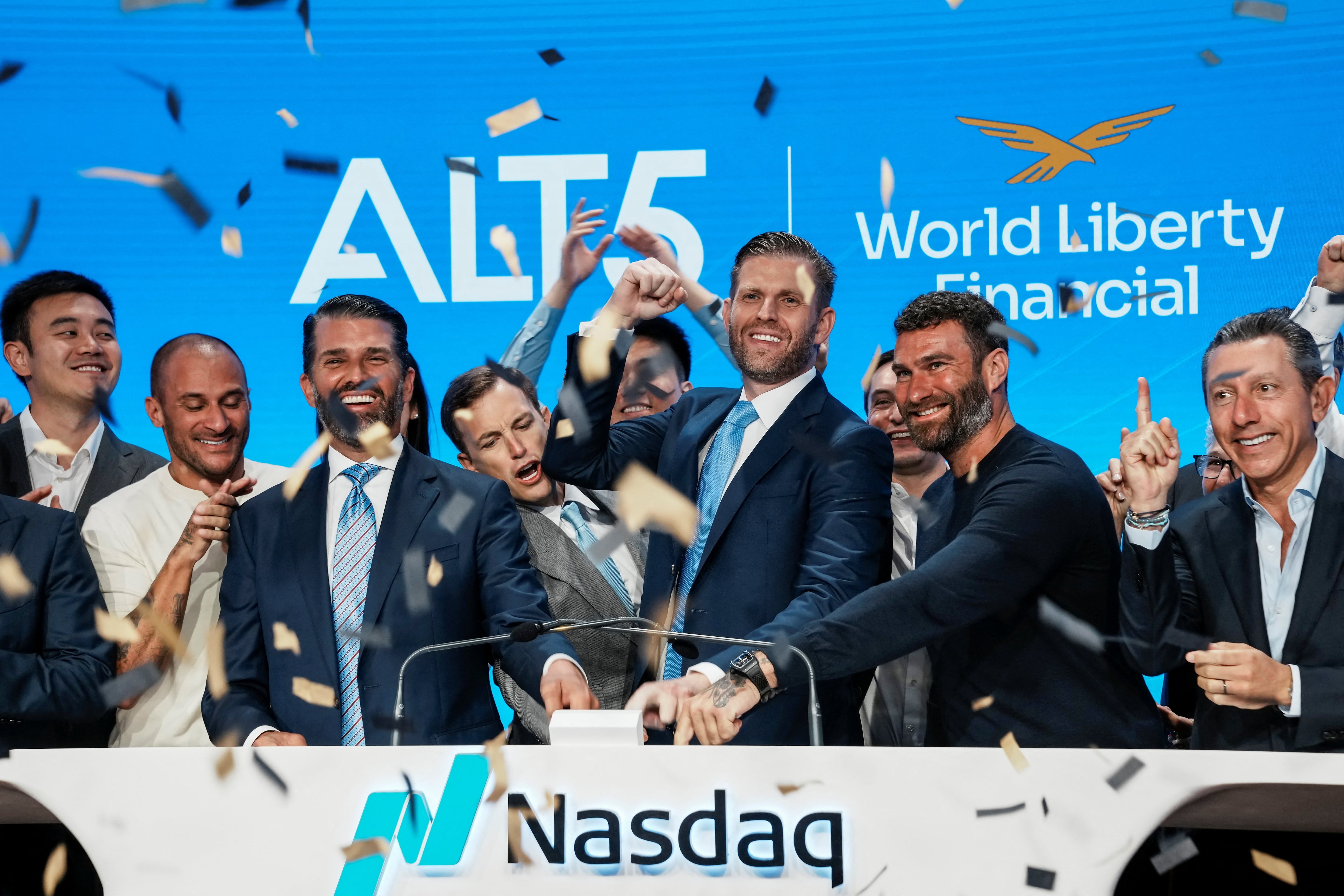 Donald Trump Jr. y Eric Trump celebran el cierre de la oferta de 1.500 millones de dólares de ALT5 en el Nasdaq, en Nueva York, el 13 de agosto de 2025.