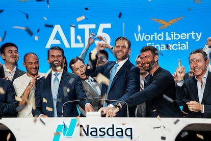 Donald Trump Jr. y Eric Trump celebran el cierre de la oferta de 1.500 millones de dólares de ALT5 en el Nasdaq, en Nueva York, el 13 de agosto de 2025. 