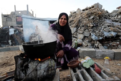 Una mujer palestina prepara comida en la calle este domingo en el campo de refugiados de Yabalia, en el norte de Gaza.