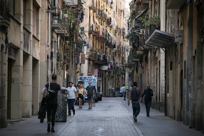 Varias personas caminaban el viernes por la calle Luna, en pleno barrio de El Raval, en Barcelona.