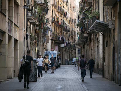 Varias personas caminaban el viernes por la calle Luna, en pleno barrio de El Raval, en Barcelona.