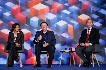 Desde la izquierda, Marina Díaz, presidenta de la Sociedad Española de Psiquiatría y Salud Mental (SEPSM); Víctor Maojo, catedrático de Inteligencia Artificial y director del Grupo de Informática Biomédica de la Universidad Politécnica de Madrid, y Felipe Calvo, codirector del departamento de Oncología Radioterápica y director científico de la Unidad de Protonterapia de la Clínica Universidad de Navarra.