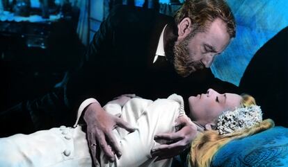Fernando Rey y Silvia Pinal en 'Viridiana', en un fotograma intervenido a color para el tráiler de la película.