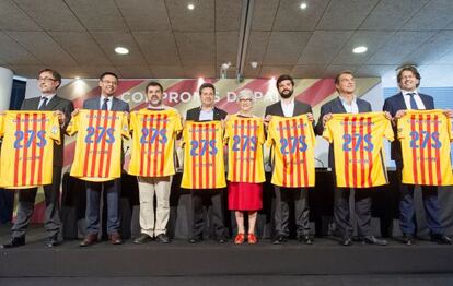 Los aspirantes a la presidencia del Bar&ccedil;a, con la camiseta del 27S.