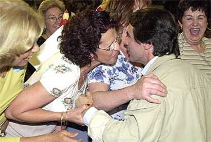 José María Aznar saluda a varias mujeres que asistieron al mitin que protagonizó ayer en Palma de Mallorca.